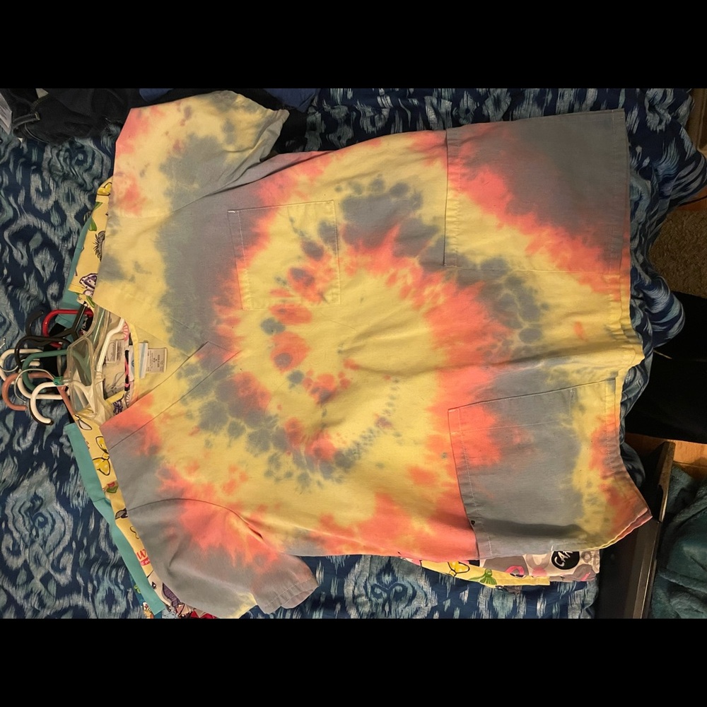 Tie dye S scrub top